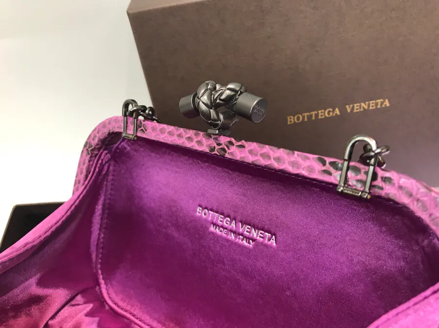 The latest and most popular Knot clutch from the 8651 counter is made of exquisite Japanese silk fabric with snakeskin piping. It looks elegant when worn cross-body or in the hand. It can also be carried by petite girls and can hold 2 iPhone X phones. Size: 20cm*12cm